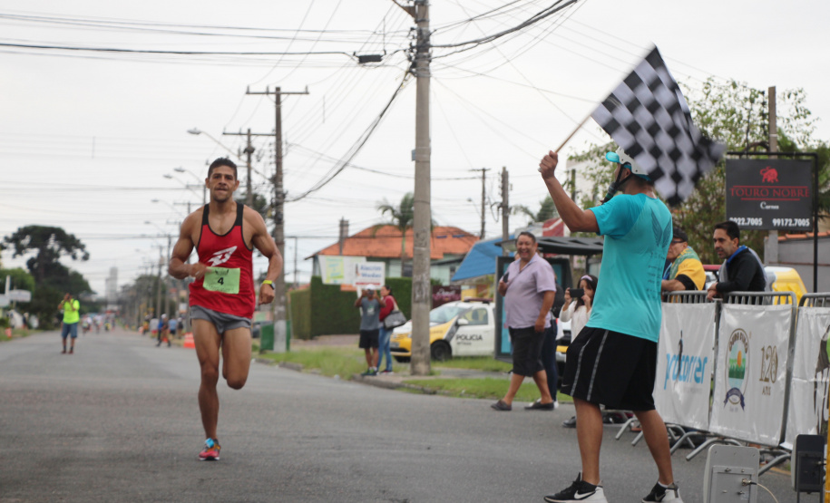 Em comemoração aos 67 anos do Batalhão de Polícia de Trânsito, 1,2 mil pessoas participaram da quarta edição da Corrida Solidária Provopar Estadual e BPTran neste domingo (17) em Curitiba. Os atletas, profissionais e amadores, correram 3 km, 5 km e 10 km em prol da solidariedade. Foto: Soldado Fernando Chauchuti/PMPR