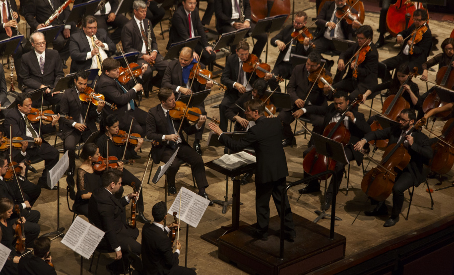 A Orquestra Sinfônica do Paraná apresenta neste domingo (24), às 10h30, a Abertura Francesa, concerto de abertura da Temporada 2019. Serão apresentadas quatro obras de três grandes compositores da França: Dukas, Debussy e Ravel.Foto:Maringas Maciel/Divulgação- CCTG