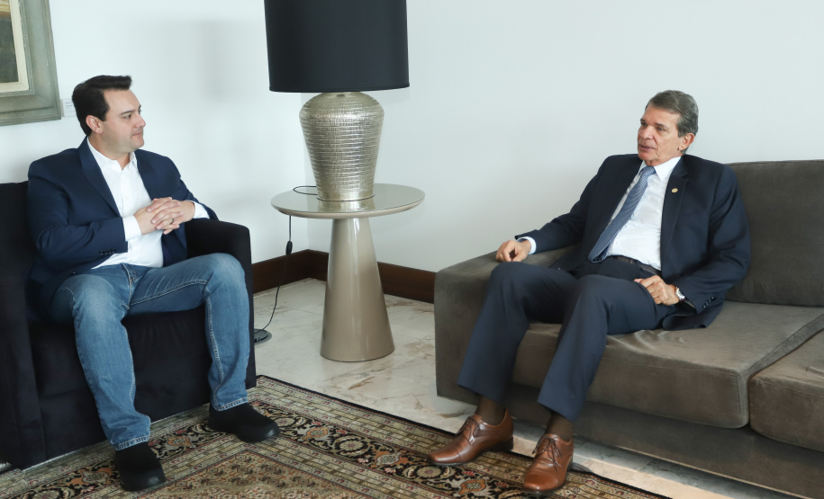 O governador Carlos Massa Ratinho Junior recebeu nesta segunda-feira, no Palácio Iguaçu, o diretor-geral brasileiro da Itaipu Binacional, general Joaquim Silva e Luna.Curitiba, 18-03-19.Foto: Rodrigo Félix Leal / ANPr.