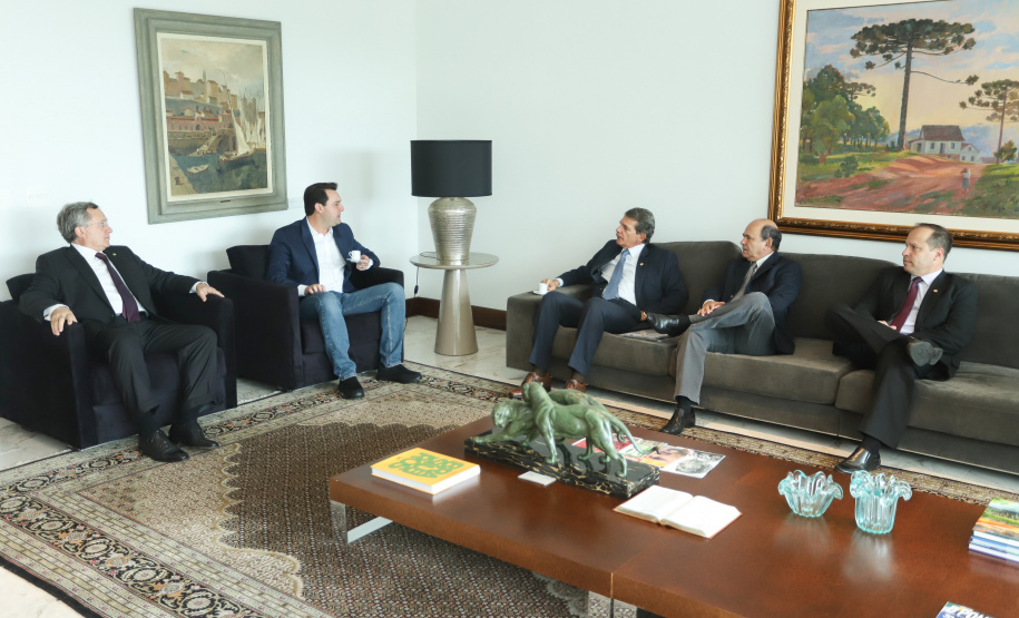 O governador Carlos Massa Ratinho Junior recebeu nesta segunda-feira, no Palácio Iguaçu, o diretor-geral brasileiro da Itaipu Binacional, general Joaquim Silva e Luna.Curitiba, 18-03-19.Foto: Rodrigo Félix Leal / ANPr.