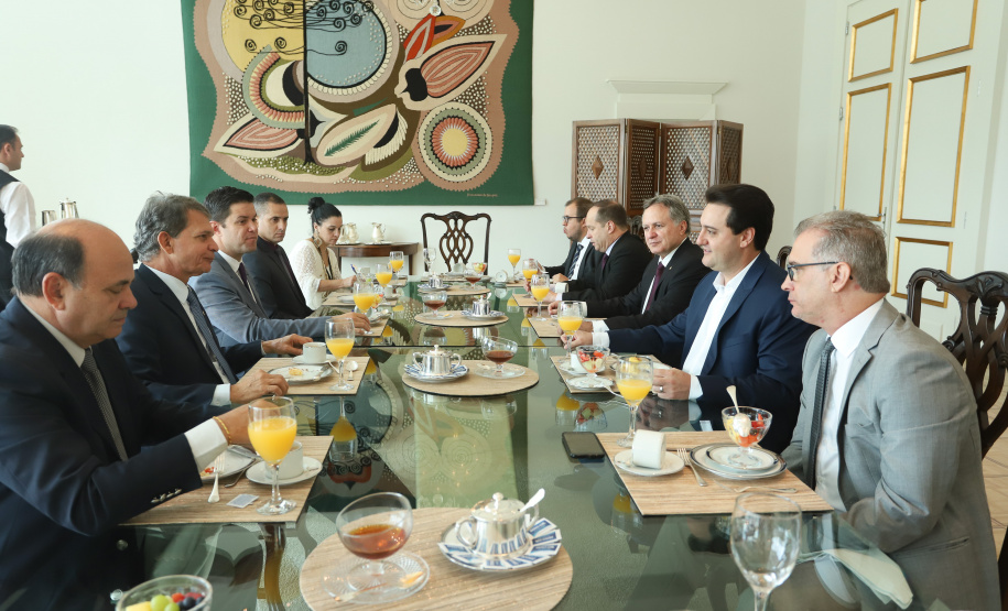 O governador Carlos Massa Ratinho Junior recebeu nesta segunda-feira, no Palácio Iguaçu, o diretor-geral brasileiro da Itaipu Binacional, general Joaquim Silva e Luna.Curitiba, 18-03-19.Foto: Rodrigo Félix Leal / ANPr.
