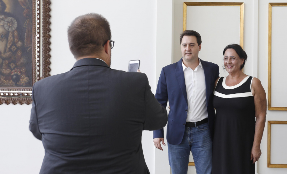 RATINHO JUNIOR RECEBE O DIRETOR-GERAL BRASILEIRO DA ITAIPU BINACIONAL. O governador Carlos Massa Ratinho Junior recebeu nesta segunda-feira, no Palácio Iguaçu, o diretor-geral brasileiro da Itaipu Binacional, general Joaquim Silva e Luna.Curitiba, 18-03-19.Foto: Arnaldo Alves / ANPr.
