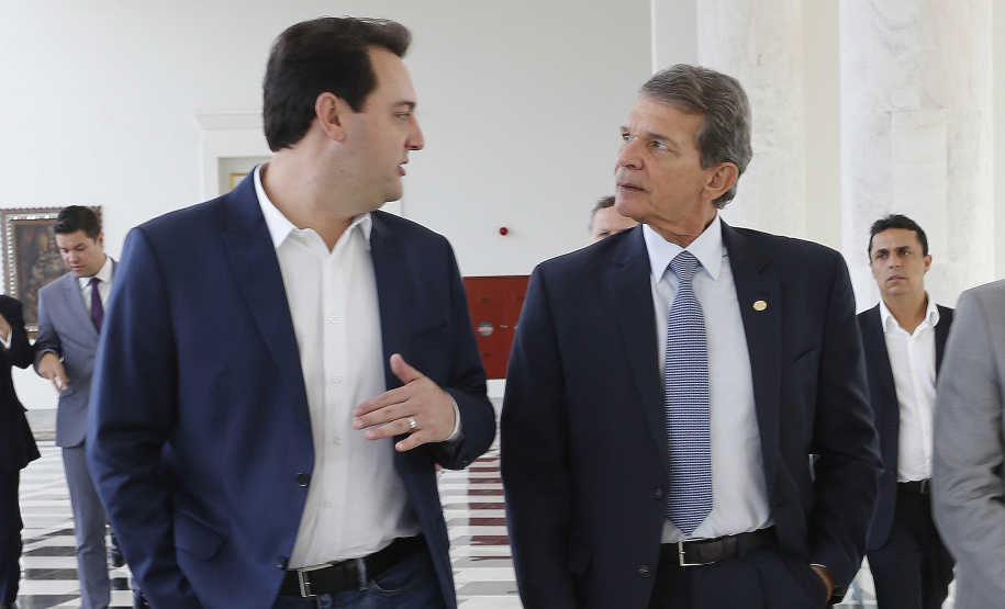 RATINHO JUNIOR RECEBE O DIRETOR-GERAL BRASILEIRO DA ITAIPU BINACIONAL. O governador Carlos Massa Ratinho Junior recebeu nesta segunda-feira, no Palácio Iguaçu, o diretor-geral brasileiro da Itaipu Binacional, general Joaquim Silva e Luna.Curitiba, 18-03-19.Foto: Arnaldo Alves / ANPr.