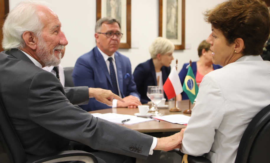 O Governo do Paraná quer estreitar as relações culturais e comerciais com a Polônia. O vice-governador Darci Piana recebeu nesta segunda-feira (18) a cônsul do país em Curitiba, Dorota Bogutyn, e uma comitiva da cidade de Pozna&#324;, formada pelo prefeito Jan Grabkowski Starosta e membros das secretarias da prefeitura.  -  Curitiba, 18/03/2019  -  Foto: José Fernando Ogura/ANPr