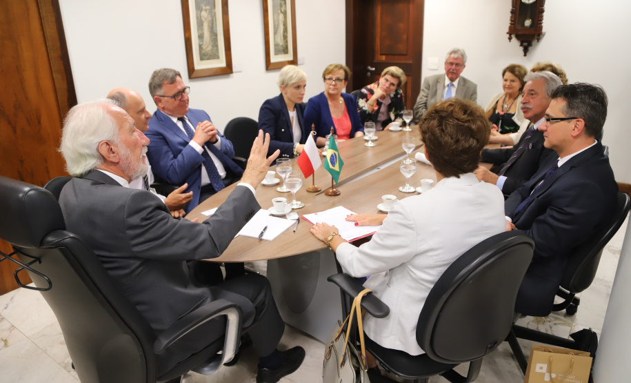 O Governo do Paraná quer estreitar as relações culturais e comerciais com a Polônia. O vice-governador Darci Piana recebeu nesta segunda-feira (18) a cônsul do país em Curitiba, Dorota Bogutyn, e uma comitiva da cidade de Pozna&#324;, formada pelo prefeito Jan Grabkowski Starosta e membros das secretarias da prefeitura.  -  Curitiba, 18/03/2019  -  Foto: José Fernando Ogura/ANPr