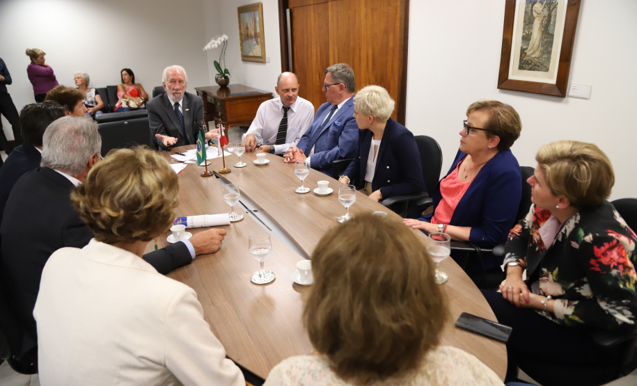 O Governo do Paraná quer estreitar as relações culturais e comerciais com a Polônia. O vice-governador Darci Piana recebeu nesta segunda-feira (18) a cônsul do país em Curitiba, Dorota Bogutyn, e uma comitiva da cidade de Pozna&#324;, formada pelo prefeito Jan Grabkowski Starosta e membros das secretarias da prefeitura.  -  Curitiba, 18/03/2019  -  Foto: José Fernando Ogura/ANPr