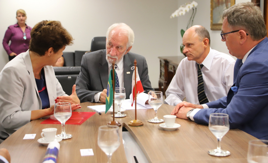 O Governo do Paraná quer estreitar as relações culturais e comerciais com a Polônia. O vice-governador Darci Piana recebeu nesta segunda-feira (18) a cônsul do país em Curitiba, Dorota Bogutyn, e uma comitiva da cidade de Pozna&#324;, formada pelo prefeito Jan Grabkowski Starosta e membros das secretarias da prefeitura.  -  Curitiba, 18/03/2019  -  Foto: José Fernando Ogura/ANPr