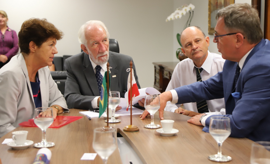 O Governo do Paraná quer estreitar as relações culturais e comerciais com a Polônia. O vice-governador Darci Piana recebeu nesta segunda-feira (18) a cônsul do país em Curitiba, Dorota Bogutyn, e uma comitiva da cidade de Pozna&#324;, formada pelo prefeito Jan Grabkowski Starosta e membros das secretarias da prefeitura.  -  Curitiba, 18/03/2019  -  Foto: José Fernando Ogura/ANPr