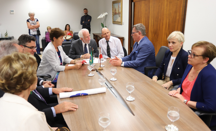O Governo do Paraná quer estreitar as relações culturais e comerciais com a Polônia. O vice-governador Darci Piana recebeu nesta segunda-feira (18) a cônsul do país em Curitiba, Dorota Bogutyn, e uma comitiva da cidade de Pozna&#324;, formada pelo prefeito Jan Grabkowski Starosta e membros das secretarias da prefeitura.  -  Curitiba, 18/03/2019  -  Foto: José Fernando Ogura/ANPr