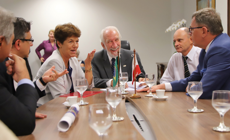 O Governo do Paraná quer estreitar as relações culturais e comerciais com a Polônia. O vice-governador Darci Piana recebeu nesta segunda-feira (18) a cônsul do país em Curitiba, Dorota Bogutyn, e uma comitiva da cidade de Pozna&#324;, formada pelo prefeito Jan Grabkowski Starosta e membros das secretarias da prefeitura.  -  Curitiba, 18/03/2019  -  Foto: José Fernando Ogura/ANPr