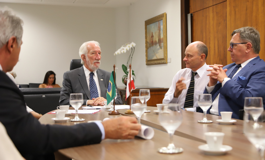 O Governo do Paraná quer estreitar as relações culturais e comerciais com a Polônia. O vice-governador Darci Piana recebeu nesta segunda-feira (18) a cônsul do país em Curitiba, Dorota Bogutyn, e uma comitiva da cidade de Pozna&#324;, formada pelo prefeito Jan Grabkowski Starosta e membros das secretarias da prefeitura.  -  Curitiba, 18/03/2019  -  Foto: José Fernando Ogura/ANPr