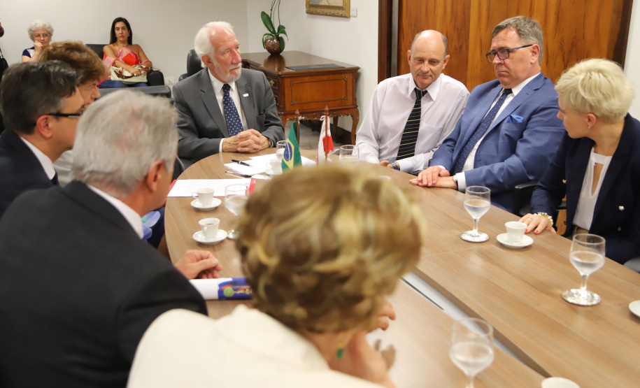 O Governo do Paraná quer estreitar as relações culturais e comerciais com a Polônia. O vice-governador Darci Piana recebeu nesta segunda-feira (18) a cônsul do país em Curitiba, Dorota Bogutyn, e uma comitiva da cidade de Pozna&#324;, formada pelo prefeito Jan Grabkowski Starosta e membros das secretarias da prefeitura.  -  Curitiba, 18/03/2019  -  Foto: José Fernando Ogura/ANPr