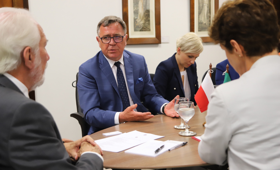 O Governo do Paraná quer estreitar as relações culturais e comerciais com a Polônia. O vice-governador Darci Piana recebeu nesta segunda-feira (18) a cônsul do país em Curitiba, Dorota Bogutyn, e uma comitiva da cidade de Pozna&#324;, formada pelo prefeito Jan Grabkowski Starosta e membros das secretarias da prefeitura.  -  Curitiba, 18/03/2019  -  Foto: José Fernando Ogura/ANPr