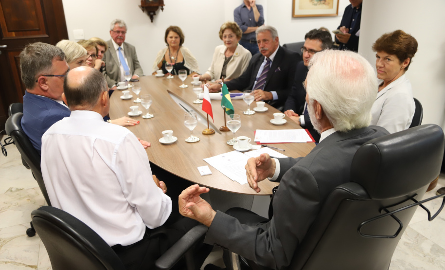 O Governo do Paraná quer estreitar as relações culturais e comerciais com a Polônia. O vice-governador Darci Piana recebeu nesta segunda-feira (18) a cônsul do país em Curitiba, Dorota Bogutyn, e uma comitiva da cidade de Pozna&#324;, formada pelo prefeito Jan Grabkowski Starosta e membros das secretarias da prefeitura.  -  Curitiba, 18/03/2019  -  Foto: José Fernando Ogura/ANPr