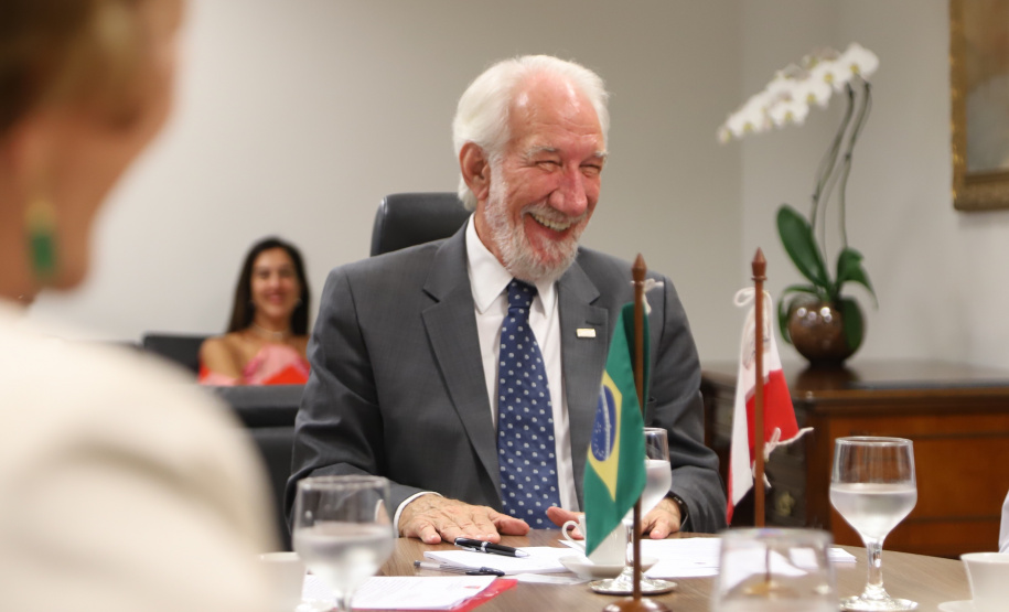 O Governo do Paraná quer estreitar as relações culturais e comerciais com a Polônia. O vice-governador Darci Piana recebeu nesta segunda-feira (18) a cônsul do país em Curitiba, Dorota Bogutyn, e uma comitiva da cidade de Pozna&#324;, formada pelo prefeito Jan Grabkowski Starosta e membros das secretarias da prefeitura.  -  Curitiba, 18/03/2019  -  Foto: José Fernando Ogura/ANPr