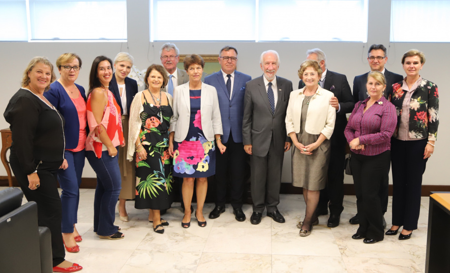 O Governo do Paraná quer estreitar as relações culturais e comerciais com a Polônia. O vice-governador Darci Piana recebeu nesta segunda-feira (18) a cônsul do país em Curitiba, Dorota Bogutyn, e uma comitiva da cidade de Pozna&#324;, formada pelo prefeito Jan Grabkowski Starosta e membros das secretarias da prefeitura.  -  Curitiba, 18/03/2019  -  Foto: José Fernando Ogura/ANPr