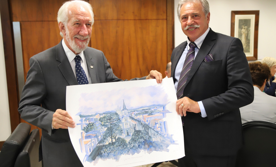 O Governo do Paraná quer estreitar as relações culturais e comerciais com a Polônia. O vice-governador Darci Piana recebeu nesta segunda-feira (18) a cônsul do país em Curitiba, Dorota Bogutyn, e uma comitiva da cidade de Pozna?, formada pelo prefeito Jan Grabkowski Starosta e membros das secretarias da prefeitura.  -  Curitiba, 18/03/2019  -  Foto: José Fernando Ogura/ANPr