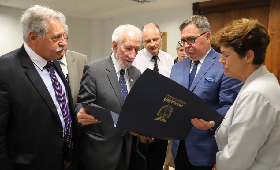 O Governo do Paraná quer estreitar as relações culturais e comerciais com a Polônia. O vice-governador Darci Piana recebeu nesta segunda-feira (18) a cônsul do país em Curitiba, Dorota Bogutyn, e uma comitiva da cidade de Pozna?, formada pelo prefeito Jan Grabkowski Starosta e membros das secretarias da prefeitura.  -  Curitiba, 18/03/2019  -  Foto: José Fernando Ogura/ANPr