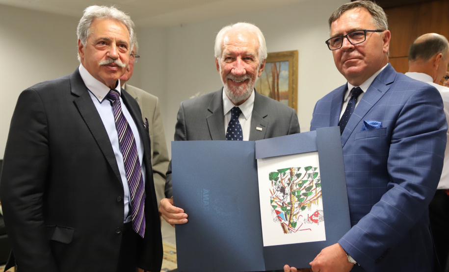 O Governo do Paraná quer estreitar as relações culturais e comerciais com a Polônia. O vice-governador Darci Piana recebeu nesta segunda-feira (18) a cônsul do país em Curitiba, Dorota Bogutyn, e uma comitiva da cidade de Pozna?, formada pelo prefeito Jan Grabkowski Starosta e membros das secretarias da prefeitura.  -  Curitiba, 18/03/2019  -  Foto: José Fernando Ogura/ANPr