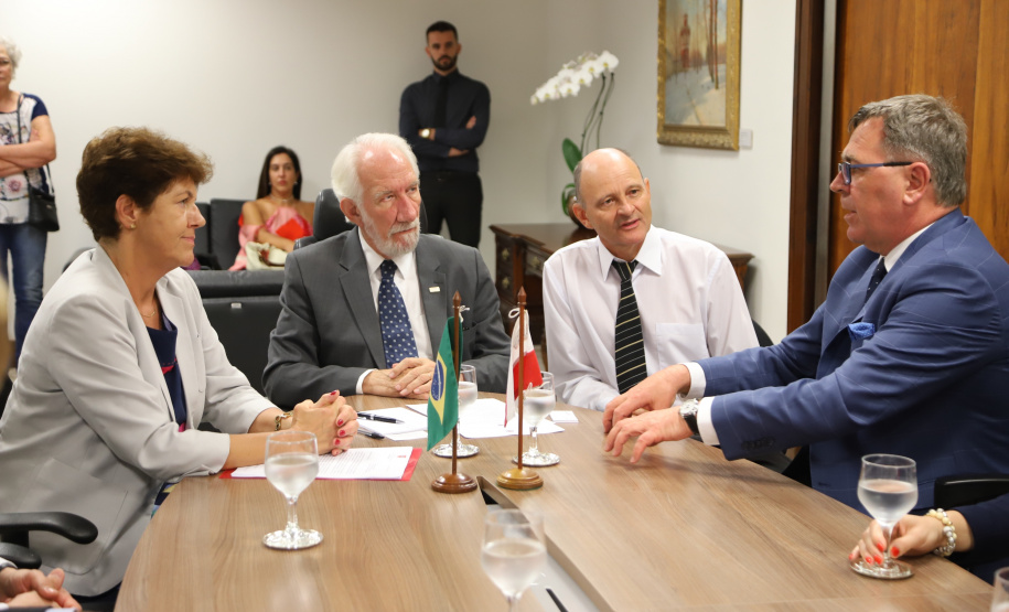 O Governo do Paraná quer estreitar as relações culturais e comerciais com a Polônia. O vice-governador Darci Piana recebeu nesta segunda-feira (18) a cônsul do país em Curitiba, Dorota Bogutyn, e uma comitiva da cidade de Pozna&#324;, formada pelo prefeito Jan Grabkowski Starosta e membros das secretarias da prefeitura.  -  Curitiba, 18/03/2019  -  Foto: José Fernando Ogura/ANPr