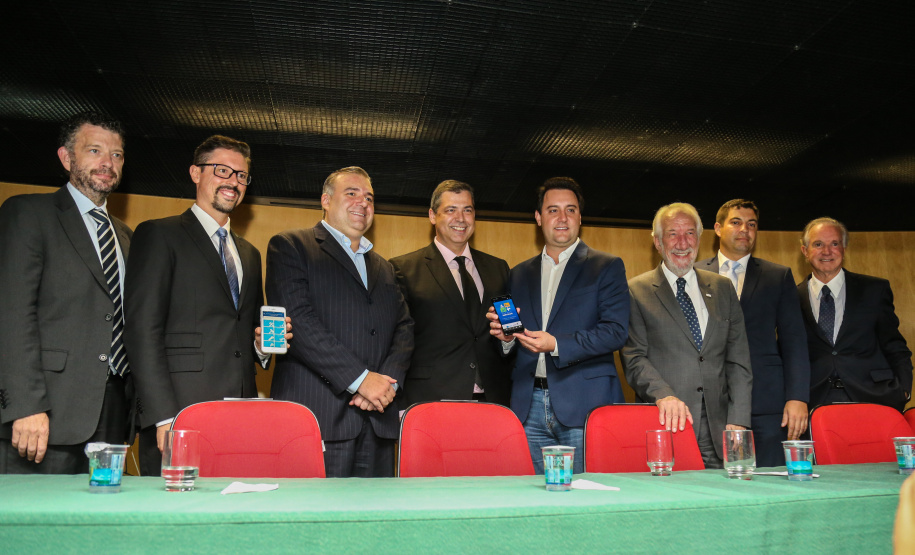 O governador Carlos Massa Ratinho Junior lança o aplicativo Paraná Serviços no Auditório Mário Lobo em Curitiba nesta segunda-feira (18). Trata-se de uma solução inovadora do Governo do Paraná que facilitará a intermediação entre o contratante e o prestador autônomo de serviços. Curitiba, 15/03/2019 - Foto: Geraldo Bubniak/ANPr