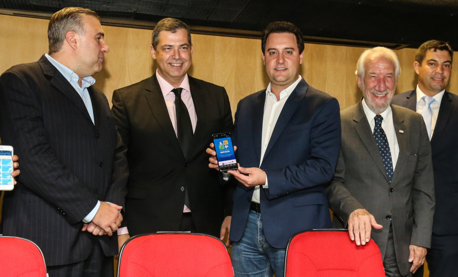 O governador Carlos Massa Ratinho Junior lança o aplicativo Paraná Serviços no Auditório Mário Lobo em Curitiba nesta segunda-feira (18). Trata-se de uma solução inovadora do Governo do Paraná que facilitará a intermediação entre o contratante e o prestador autônomo de serviços. Curitiba, 15/03/2019 - Foto: Geraldo Bubniak/ANPr