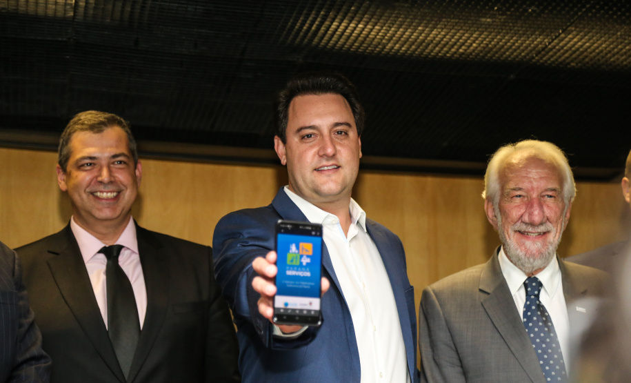 O governador Carlos Massa Ratinho Junior lança o aplicativo Paraná Serviços no Auditório Mário Lobo em Curitiba nesta segunda-feira (18). Trata-se de uma solução inovadora do Governo do Paraná que facilitará a intermediação entre o contratante e o prestador autônomo de serviços. Curitiba, 15/03/2019 - Foto: Geraldo Bubniak/ANPr