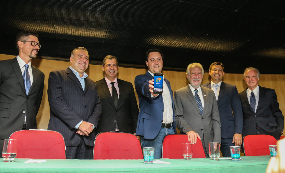 O governador Carlos Massa Ratinho Junior lança o aplicativo Paraná Serviços no Auditório Mário Lobo em Curitiba nesta segunda-feira (18). Trata-se de uma solução inovadora do Governo do Paraná que facilitará a intermediação entre o contratante e o prestador autônomo de serviços. Curitiba, 15/03/2019 - Foto: Geraldo Bubniak/ANPr