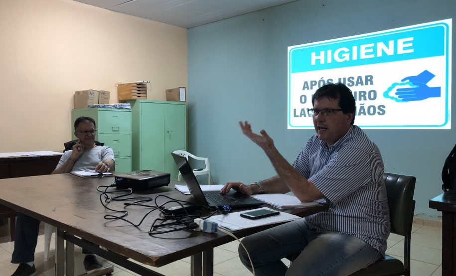 Treinamento de boas práticas na manipulação de alimentos oferecido pelos auditores do Sebrae/PR, Jose Renato Sanches e Alcione Marques Fernandes. Fotos: Luiza Rocha Ribeiro