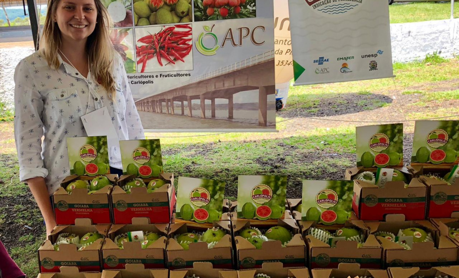 Associação de Fruticultores e Olericultores de Carlópolis - Produtores de goiaba. Na foto, Luiza Rocha Ribeiro, no stand da APC durante a ficafé. - Foto: Divulgação APC