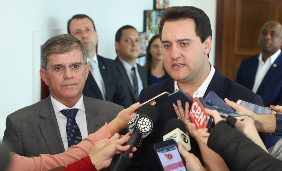 Governador Carlos Massa Ratinho Junior durante reunião com o secretário Nacional de Segurança Pública, general Guilherme Theóphilo e o secretário estadual da Segurança Pública e Administração Penitenciária, general Luiz Felipe Carbonell - Curitiba, 19/03/2019 - Foto: Rodrigo Félix Leal/ANPr