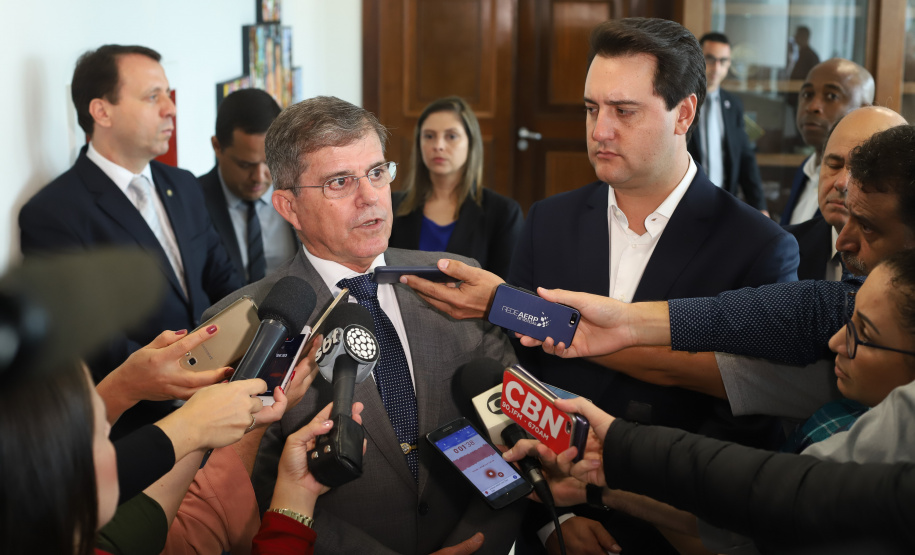 Governador Carlos Massa Ratinho Junior durante reunião com o secretário Nacional de Segurança Pública, general Guilherme Theóphilo e o secretário estadual da Segurança Pública e Administração Penitenciária, general Luiz Felipe Carbonell - Curitiba, 19/03/2019 - Foto: Rodrigo Félix Leal/ANPr