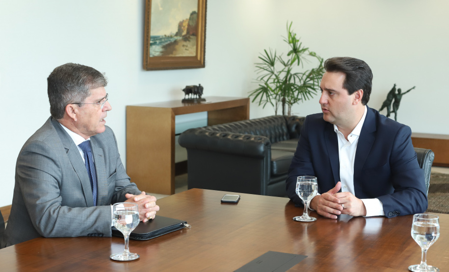 Governador Carlos Massa Ratinho Junior durante reunião com o secretário Nacional de Segurança Pública, general Guilherme Theóphilo e o secretário estadual da Segurança Pública e Administração Penitenciária, general Luiz Felipe Carbonell - Curitiba, 19/03/2019 - Foto: Rodrigo Félix Leal/ANPr