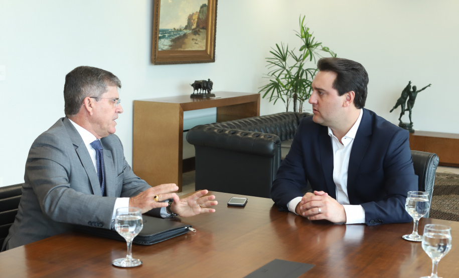 Governador Carlos Massa Ratinho Junior durante reunião com o secretário Nacional de Segurança Pública, general Guilherme Theóphilo e o secretário estadual da Segurança Pública e Administração Penitenciária, general Luiz Felipe Carbonell - Curitiba, 19/03/2019 - Foto: Rodrigo Félix Leal/ANPr