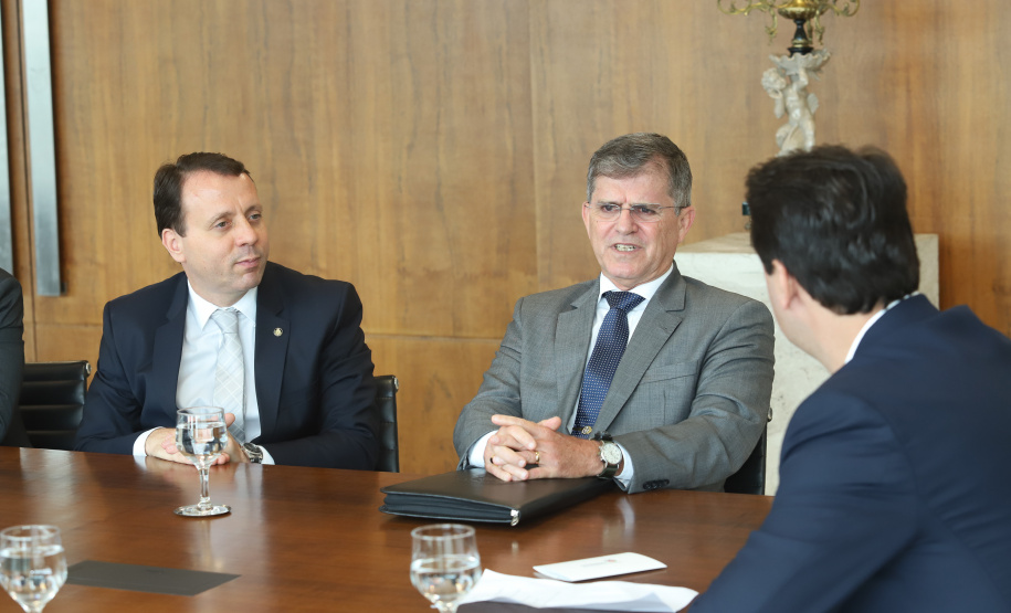 Governador Carlos Massa Ratinho Junior durante reunião com o secretário Nacional de Segurança Pública, general Guilherme Theóphilo e o secretário estadual da Segurança Pública e Administração Penitenciária, general Luiz Felipe Carbonell - Curitiba, 19/03/2019 - Foto: Rodrigo Félix Leal/ANPr