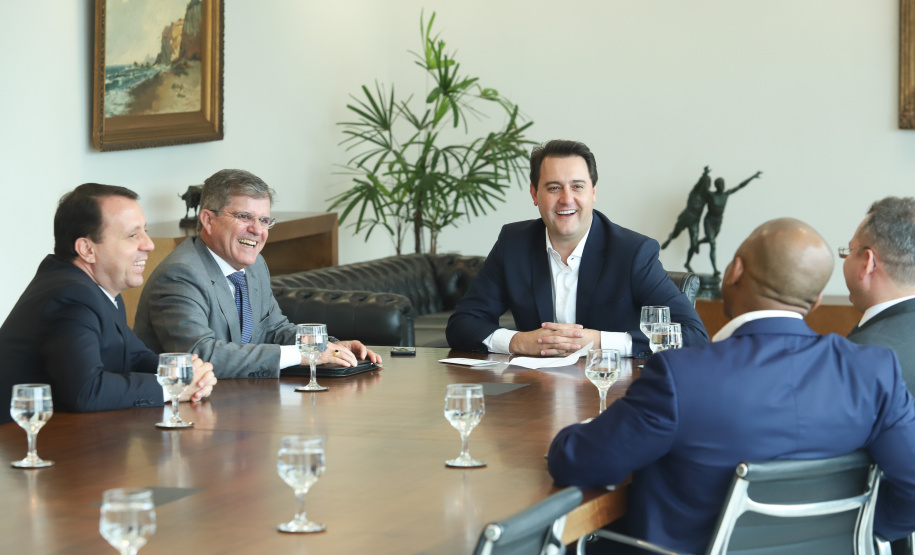 Governador Carlos Massa Ratinho Junior durante reunião com o secretário Nacional de Segurança Pública, general Guilherme Theóphilo e o secretário estadual da Segurança Pública e Administração Penitenciária, general Luiz Felipe Carbonell - Curitiba, 19/03/2019 - Foto: Rodrigo Félix Leal/ANPr