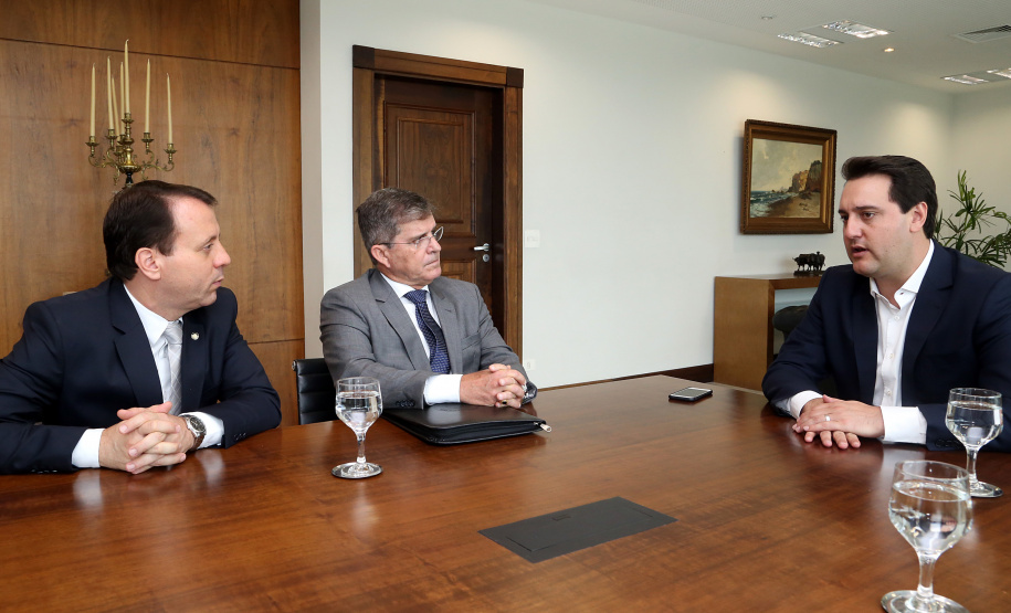 Governador Carlos Massa Ratinho Junior durante reunião com o secretário Nacional de Segurança Pública, general Guilherme Theóphilo e o secretário estadual da Segurança Pública e Administração Penitenciária, general Luiz Felipe Carbonell - Curitiba, 19/03/2019 - Foto Gilson Abreu/ANPr
