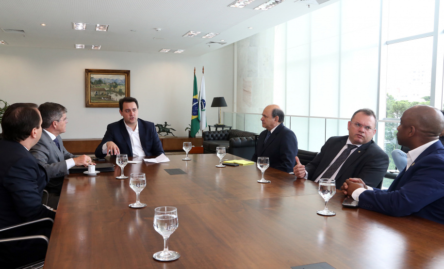 Governador Carlos Massa Ratinho Junior durante reunião com o secretário Nacional de Segurança Pública, general Guilherme Theóphilo e o secretário estadual da Segurança Pública e Administração Penitenciária, general Luiz Felipe Carbonell - Curitiba, 19/03/2019 - Foto Gilson Abreu/ANPr