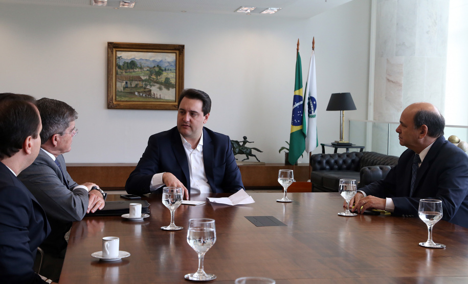 Governador Carlos Massa Ratinho Junior durante reunião com o secretário Nacional de Segurança Pública, general Guilherme Theóphilo e o secretário estadual da Segurança Pública e Administração Penitenciária, general Luiz Felipe Carbonell - Curitiba, 19/03/2019 - Foto Gilson Abreu/ANPr