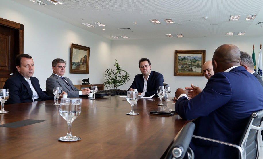Governador Carlos Massa Ratinho Junior durante reunião com o secretário Nacional de Segurança Pública, general Guilherme Theóphilo e o secretário estadual da Segurança Pública e Administração Penitenciária, general Luiz Felipe Carbonell - Curitiba, 19/03/2019 - Foto Gilson Abreu/ANPr