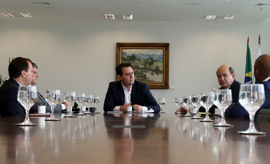 Governador Carlos Massa Ratinho Junior durante reunião com o secretário Nacional de Segurança Pública, general Guilherme Theóphilo e o secretário estadual da Segurança Pública e Administração Penitenciária, general Luiz Felipe Carbonell - Curitiba, 19/03/2019 - Foto Gilson Abreu/ANPr