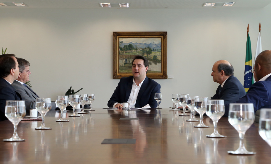Governador Carlos Massa Ratinho Junior durante reunião com o secretário Nacional de Segurança Pública, general Guilherme Theóphilo e o secretário estadual da Segurança Pública e Administração Penitenciária, general Luiz Felipe Carbonell - Curitiba, 19/03/2019 - Foto Gilson Abreu/ANPr
