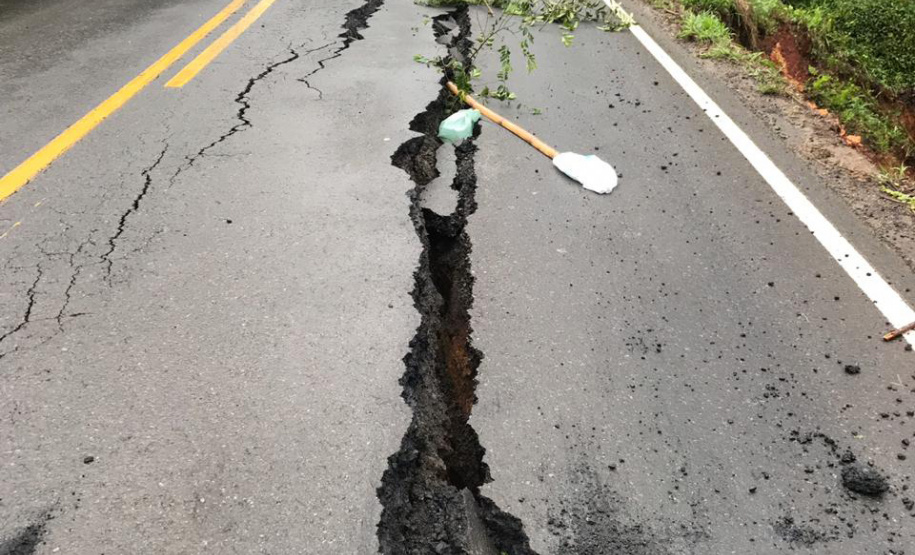 O Departamento de Estradas de Rodagem do Paraná (DER-PR) informa que nesta quarta-feira (20) fará uma nova avaliação do trecho da PR-340 entre os municípios de Tibagi e Telêmaco Borba, nos Campos Gerais, para verificar a possibilidade de liberação do tráfego em meia pista. - Foto: Divulgação DER