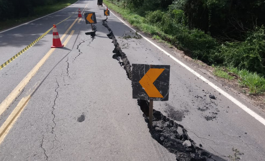 O Departamento de Estradas de Rodagem do Paraná (DER-PR) informa que nesta quarta-feira (20) fará uma nova avaliação do trecho da PR-340 entre os municípios de Tibagi e Telêmaco Borba, nos Campos Gerais, para verificar a possibilidade de liberação do tráfego em meia pista. - Foto: Divulgação DER