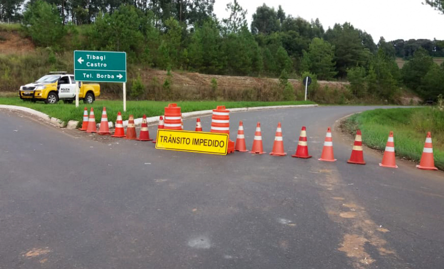O Departamento de Estradas de Rodagem do Paraná (DER-PR) informa que nesta quarta-feira (20) fará uma nova avaliação do trecho da PR-340 entre os municípios de Tibagi e Telêmaco Borba, nos Campos Gerais, para verificar a possibilidade de liberação do tráfego em meia pista. - Foto: Divulgação DER