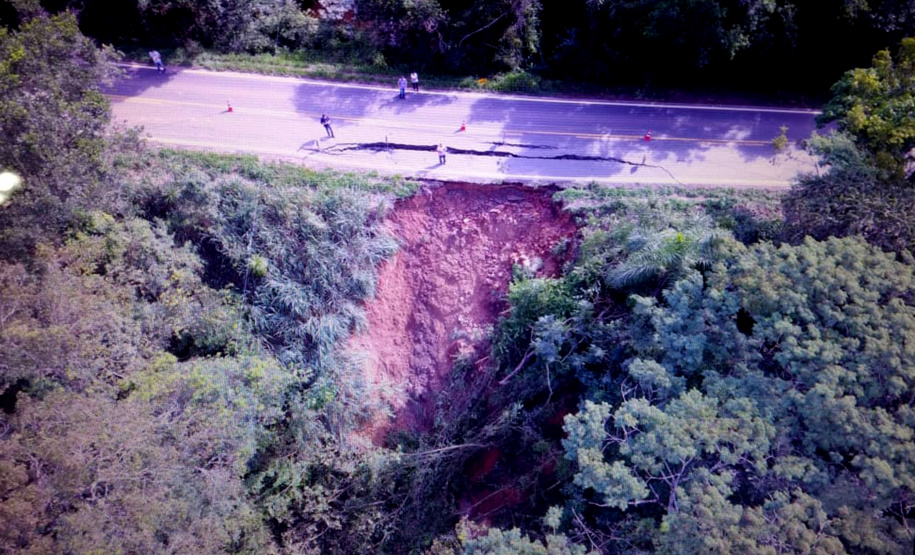 O Departamento de Estradas de Rodagem do Paraná (DER-PR) informa que nesta quarta-feira (20) fará uma nova avaliação do trecho da PR-340 entre os municípios de Tibagi e Telêmaco Borba, nos Campos Gerais, para verificar a possibilidade de liberação do tráfego em meia pista. - Foto: Divulgação DER