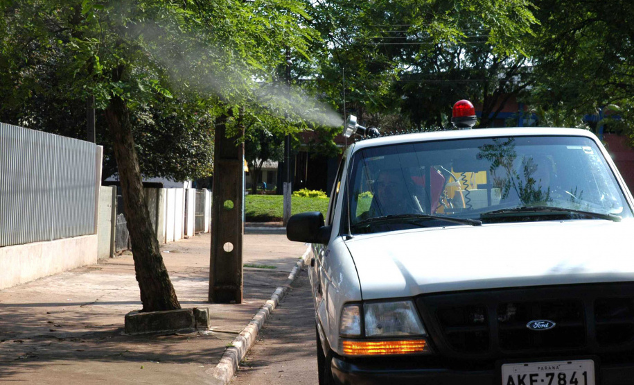 A 17ª Regional de Saúde também atua com 12 unidades de UBV que fazem o fumacê, pulverização de inseticida que mata os mosquitos. Já foram encerrados os sete ciclos necessários e os técnicos analisam a necessidade de outros dois. A aplicação acontece sempre que há solicitação do município ou indicação técnica. - Foto: Arquivo SESA