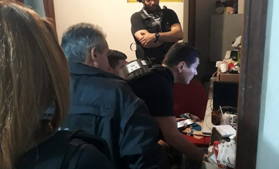A Polícia Civil do Paraná deflagrou nesta terça-feira (19) a Operação ?Proteção Integral? com o objetivo de combater o abuso e a exploração sexual de crianças e adolescentes. Onze mandados de busca e apreensão foram cumpridos em oito cidades do Estado ? Curitiba, Almirante Tamandaré, Londrina, Foz do Iguaçu, Cascavel, Palmas, Pato Branco e Cambé. - Curitiba, 19/03/2019 - Foto: Divulgação PCPR