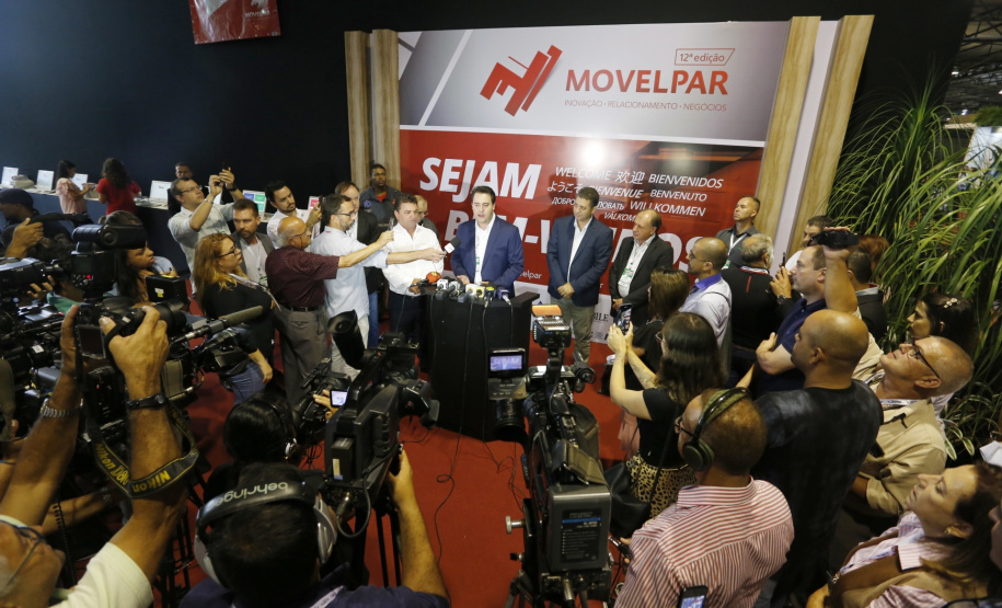 O governador Carlos Massa Ratinho Junior esteve nesta quarta-feira (20) na 12ª edição da Movelpar– Feira de Móveis do Paraná, em Arapongas, Norte do Estado, e destacou a importância da indústria moveleira para a economia paranaense. - Arapongas, 20/03/2019 - Foto: Arnaldo Alves/ANPr