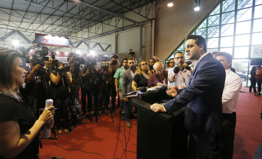 O governador Carlos Massa Ratinho Junior esteve nesta quarta-feira (20) na 12ª edição da Movelpar– Feira de Móveis do Paraná, em Arapongas, Norte do Estado, e destacou a importância da indústria moveleira para a economia paranaense. - Arapongas, 20/03/2019 - Foto: Arnaldo Alves/ANPr